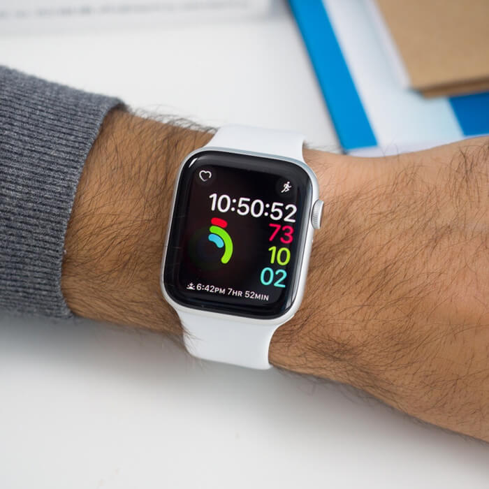 ساعت مچی هوشمند اپل واچ SE اندازه 44 میلیمتر نقره ای با بند لاستیکی سفید