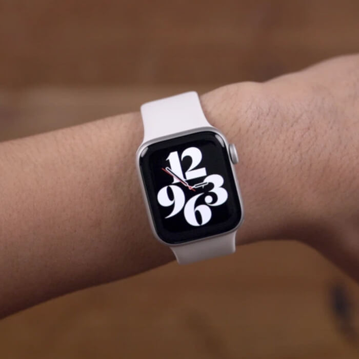 ساعت مچی هوشمند اپل واچ SE اندازه 44 میلیمتر نقره ای با بند لاستیکی سفید